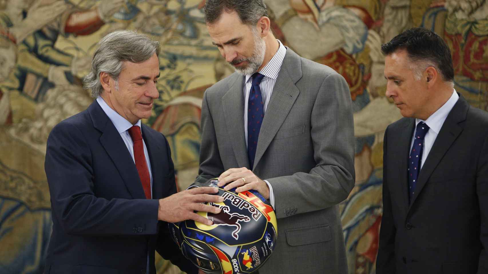 Felipe VI acepta un casco de moto