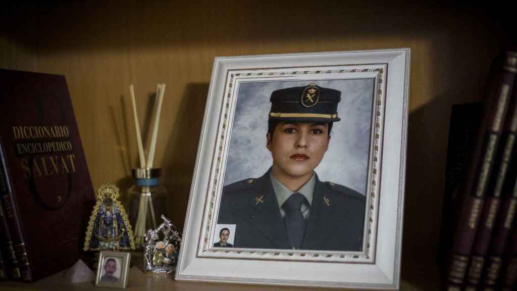 Un cuadro con la fotografía de la agente Luisa María Flores en un mueble del domicilio familiar.