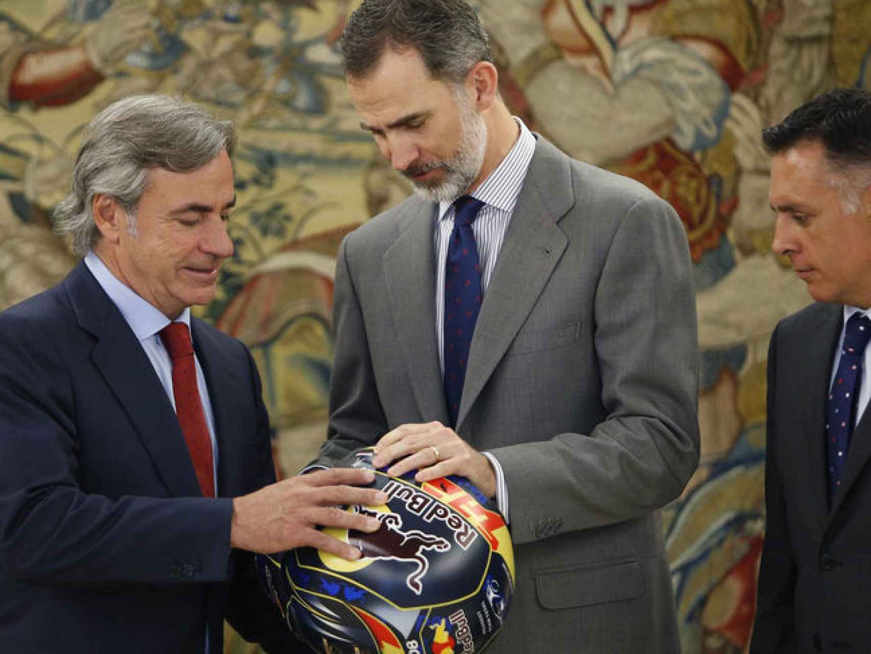 Felipe VI aceptando un casco de moto. Gtres.