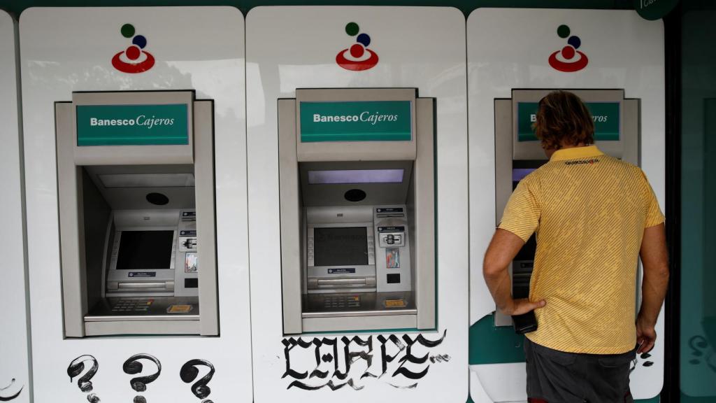 Varios cajeros de un banco en Caracas