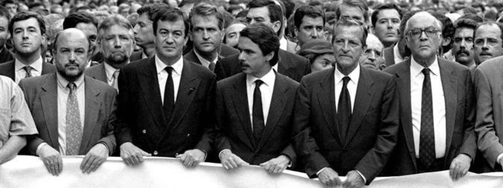 Joaquín Almunia, Álvarez-Cascos, José María Aznar, Adolfo Suárez y Leopoldo Calvo Sotelo en la manifestación tras el asesinato de Pedro Antonio Blanco.