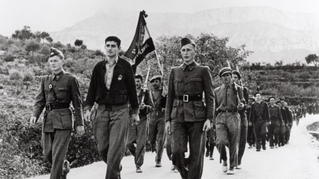 Miembros del Batallón Lincoln, durante el desfile de despedida de las Brigadas Internacionales.