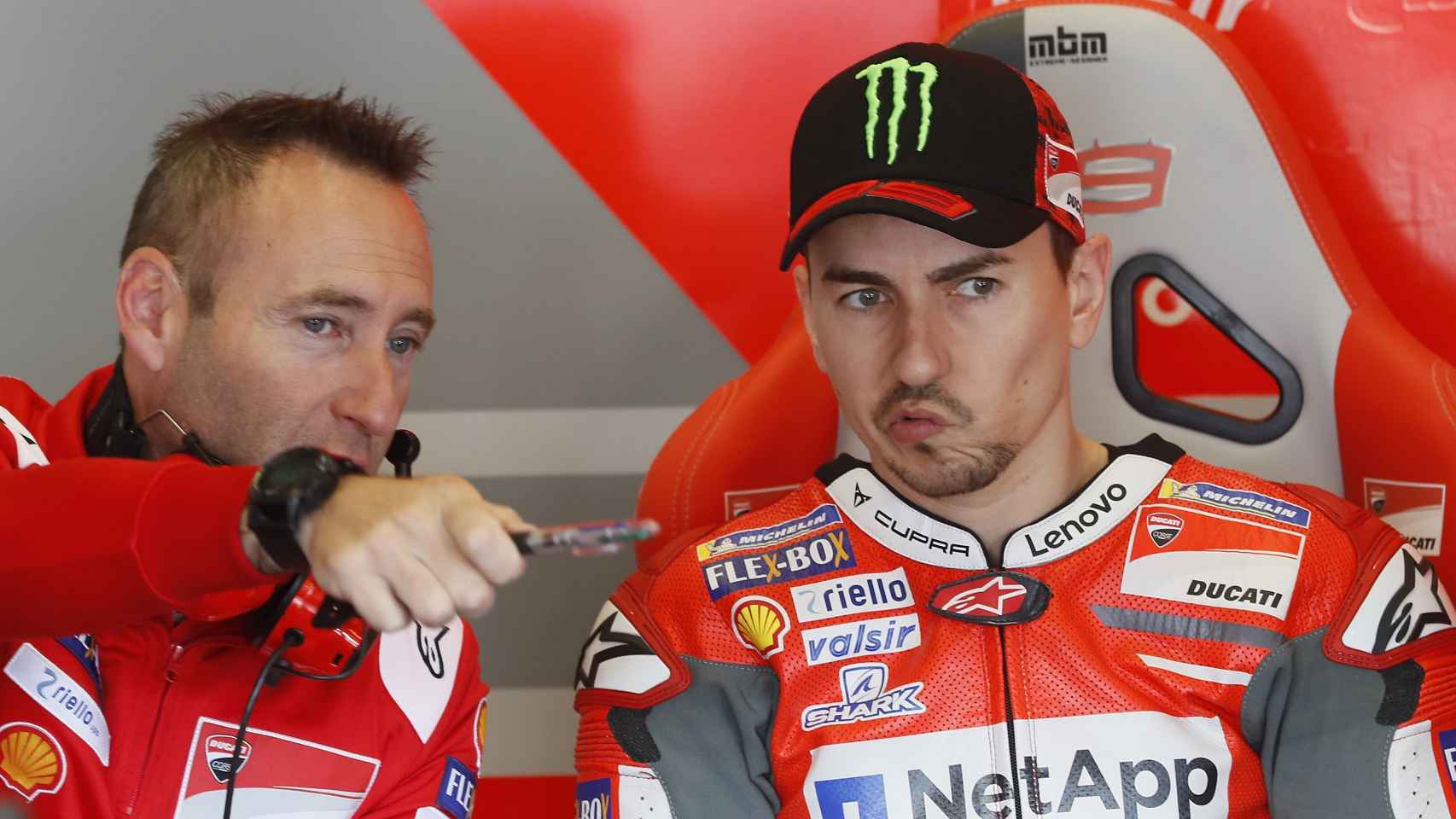 Lorenzo atiende las explicaciones de Christian Gabarrini, su ingeniero jefe, en el box de Ducati.