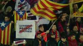 Aficionados independentistas del Barcelona en el Camp Nou. Foto: Twitter (@elchiringuitotv)