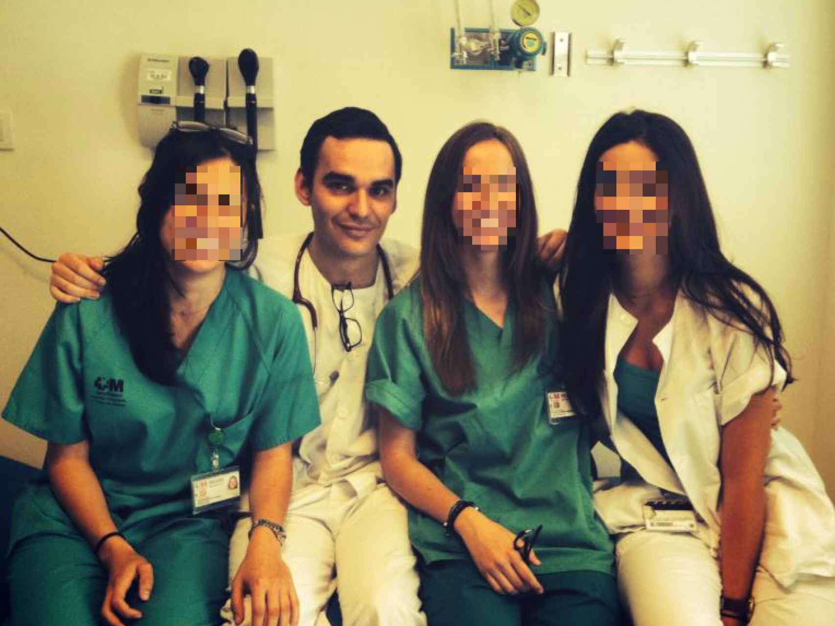 Pablo Escribano junto a varias compañeras de hospital.
