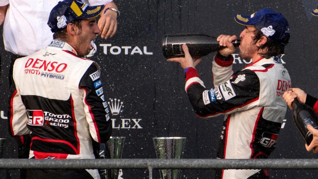 Fernando Alonso, con Buemi, en el podio de las 6 Horas de Spa.