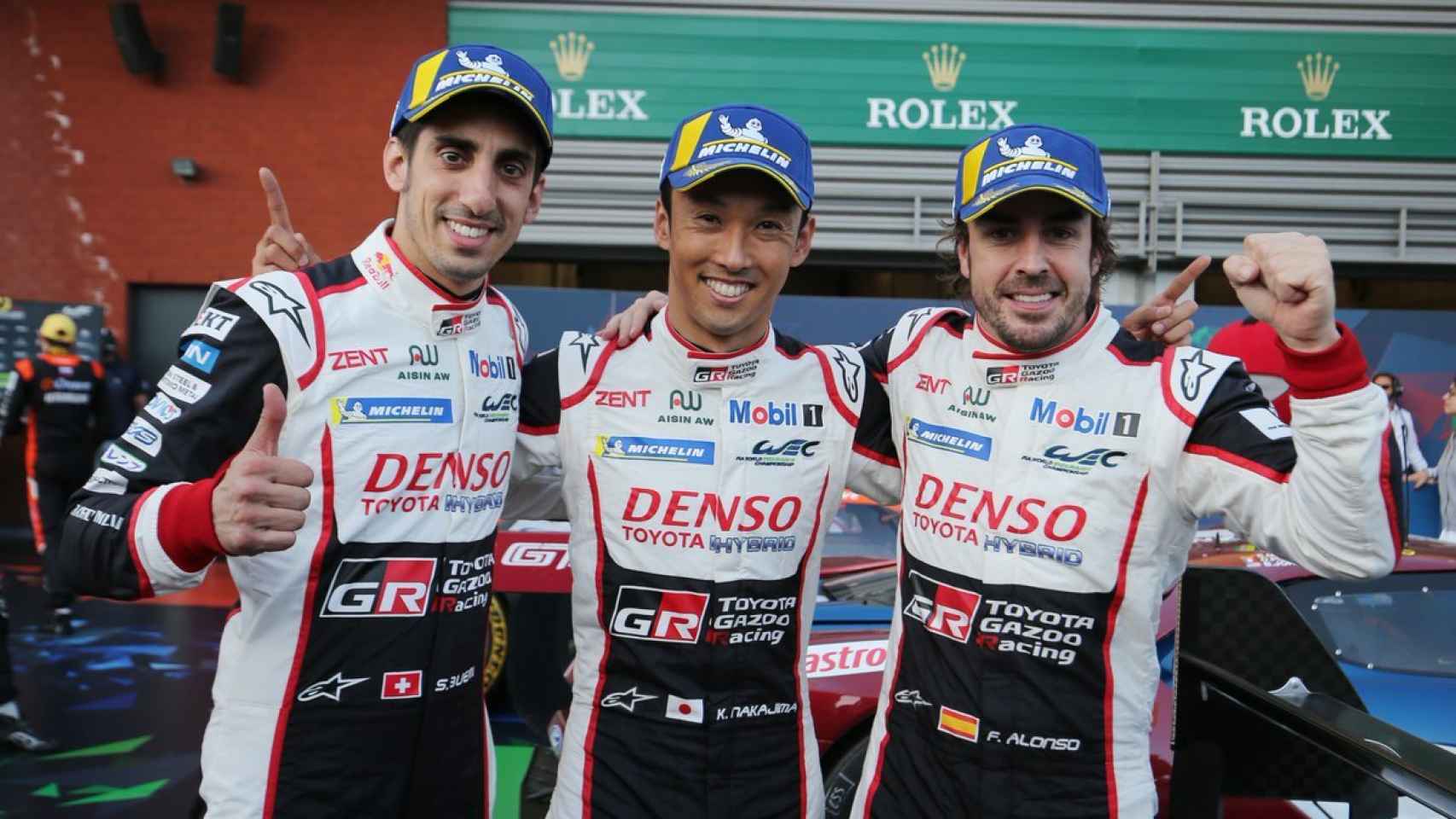 Alonso junto a sus compañeros de equipo