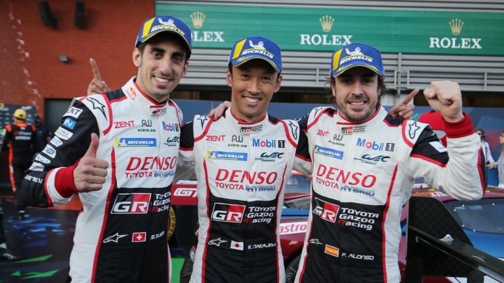 Alonso junto a sus compañeros de equipo