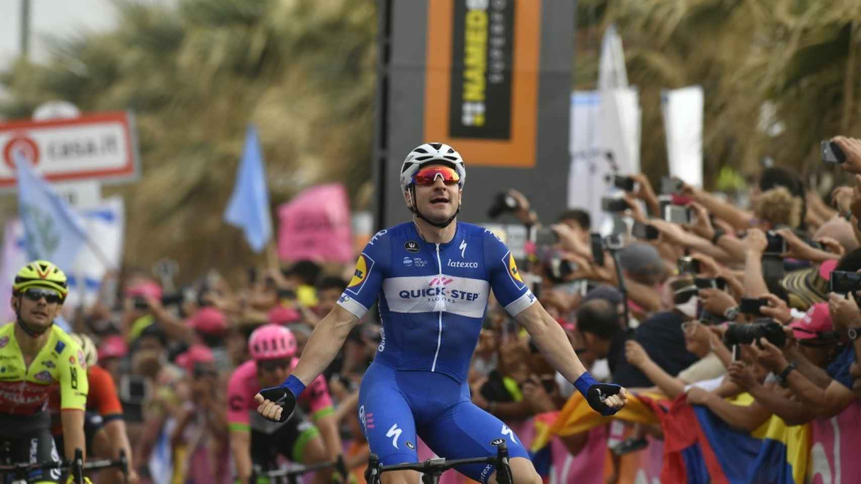 Elia Viviani celebra su victoria en la segunda etapa del Giro.