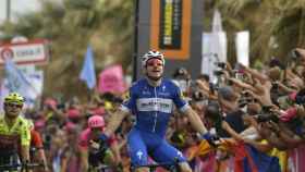 Elia Viviani celebra su victoria en la segunda etapa del Giro.