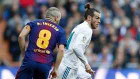 Gareth Bale dribla ante Andrés Iniesta. Foto: Instagram (@realmadrid)