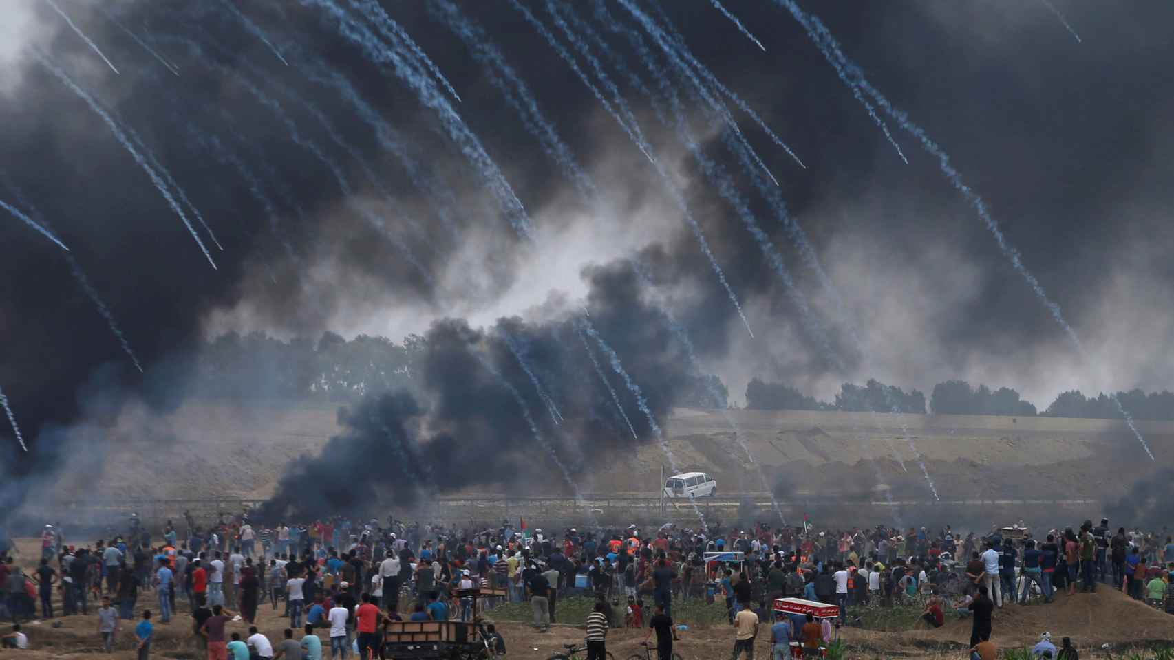 Botes de gas lacrimógeno lanzados por Israel caen sobre manifestantes palestinos