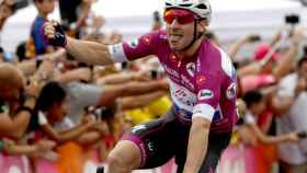 Viviani celebra la victoria en la tercera etapa del Giro de Italia.