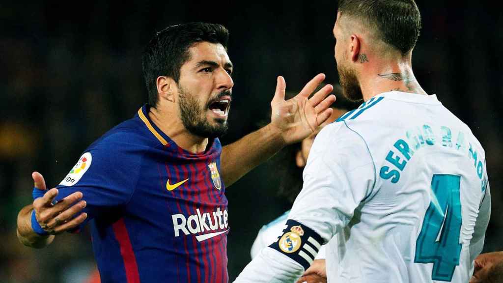 Luis Suárez y Sergio Ramos durante el Barcelona - Real Madrid.