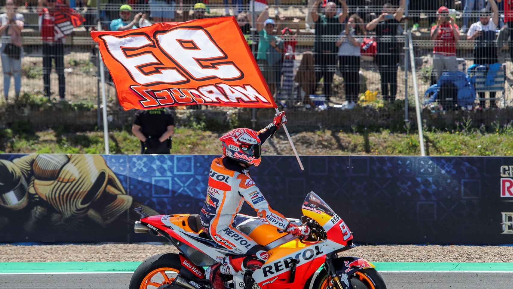 Márquez celebra su victoria en el GP de España de MotoGP en Jerez.