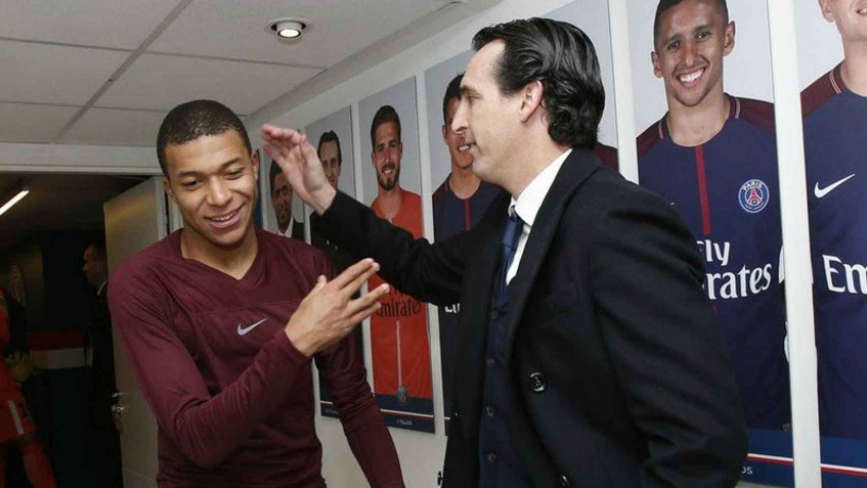 Emery bromea con Mbappé