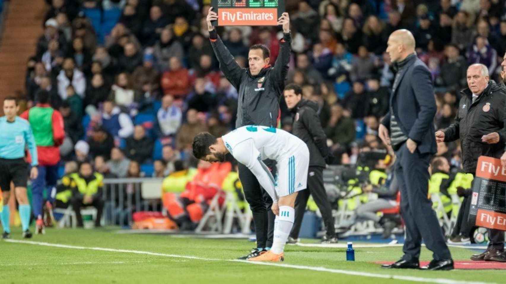 Zidane observa el cambio de Isco. Foto Pedro Rodríguez El Bernabéu