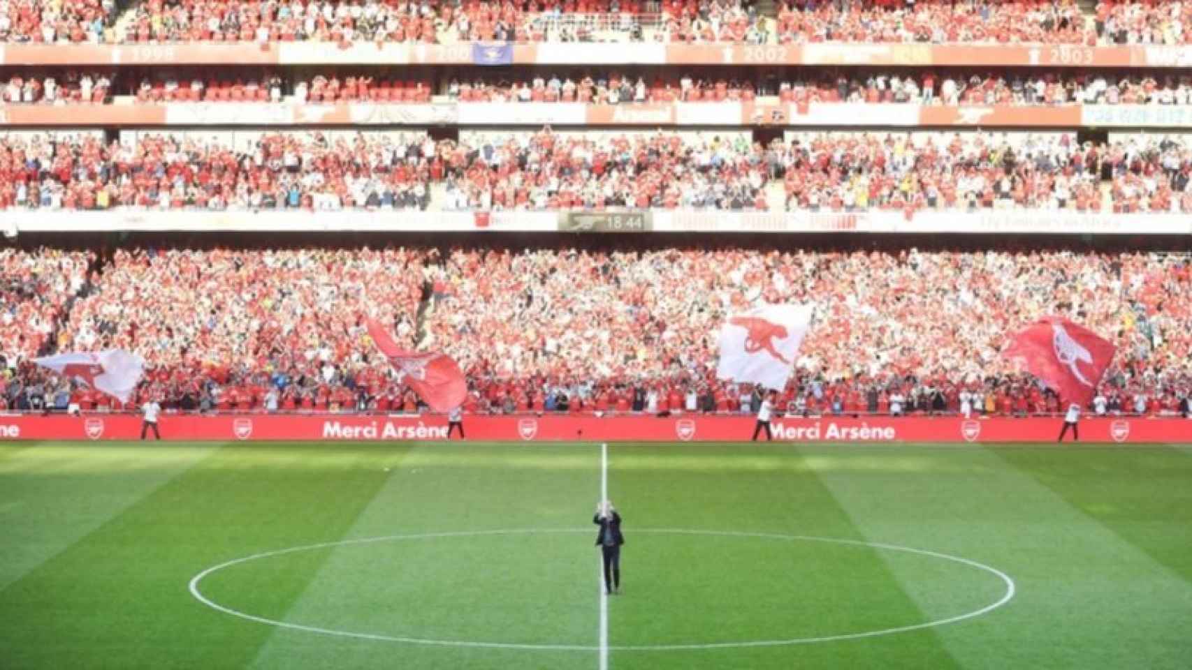 Wenger, en su despedida de la afición del Arsenal. Foto:  Twitter (@Arsenal)