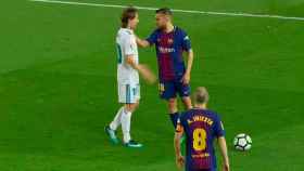 Agarrón de Jordi Alba por el cuello a Modric