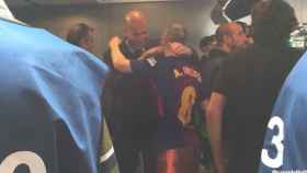 Abrazo entre Zidane e Iniesta