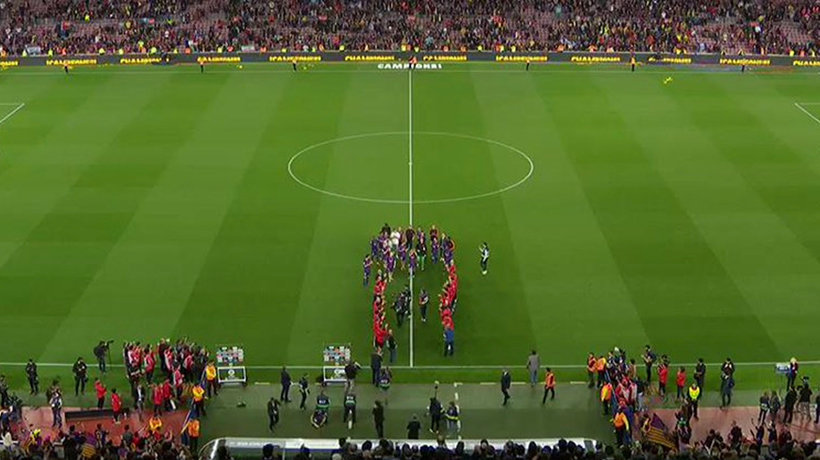 El staff del Barça hace pasillo a los jugadores