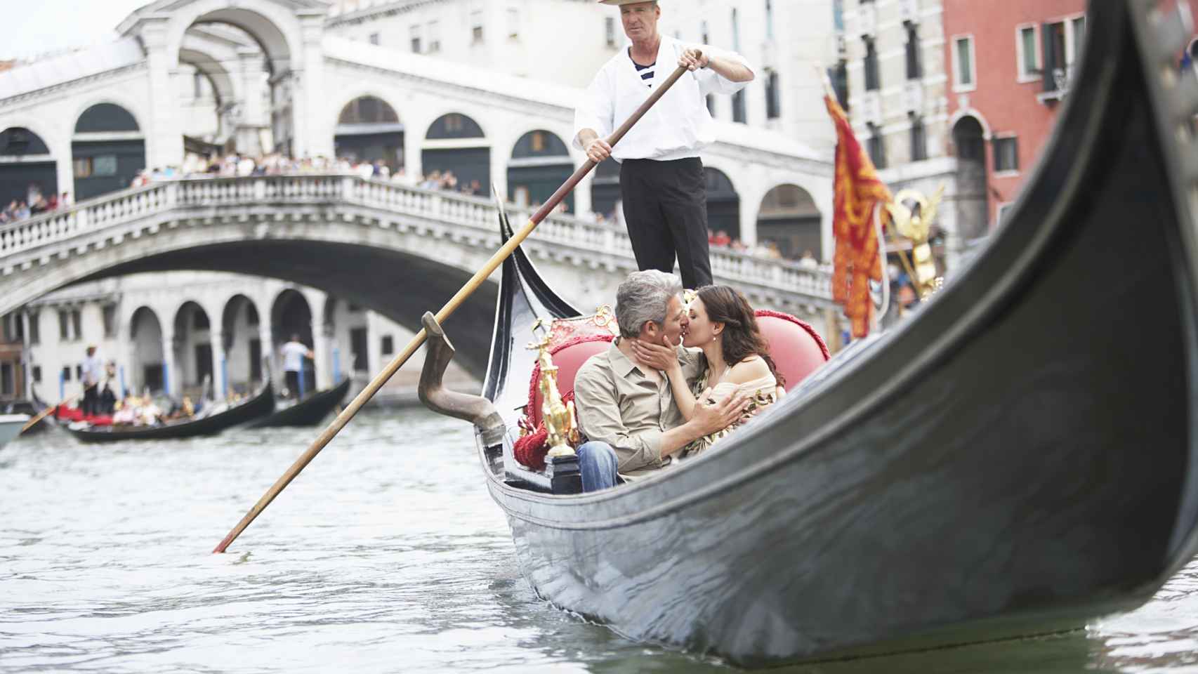 El paisaje más típico de Venecia: la góndola, con el puente de Rialto como testigo.