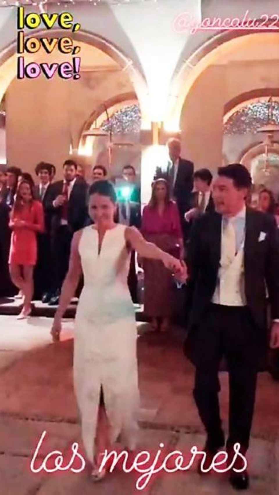 Ignacio González bailando con su hija en la boda.