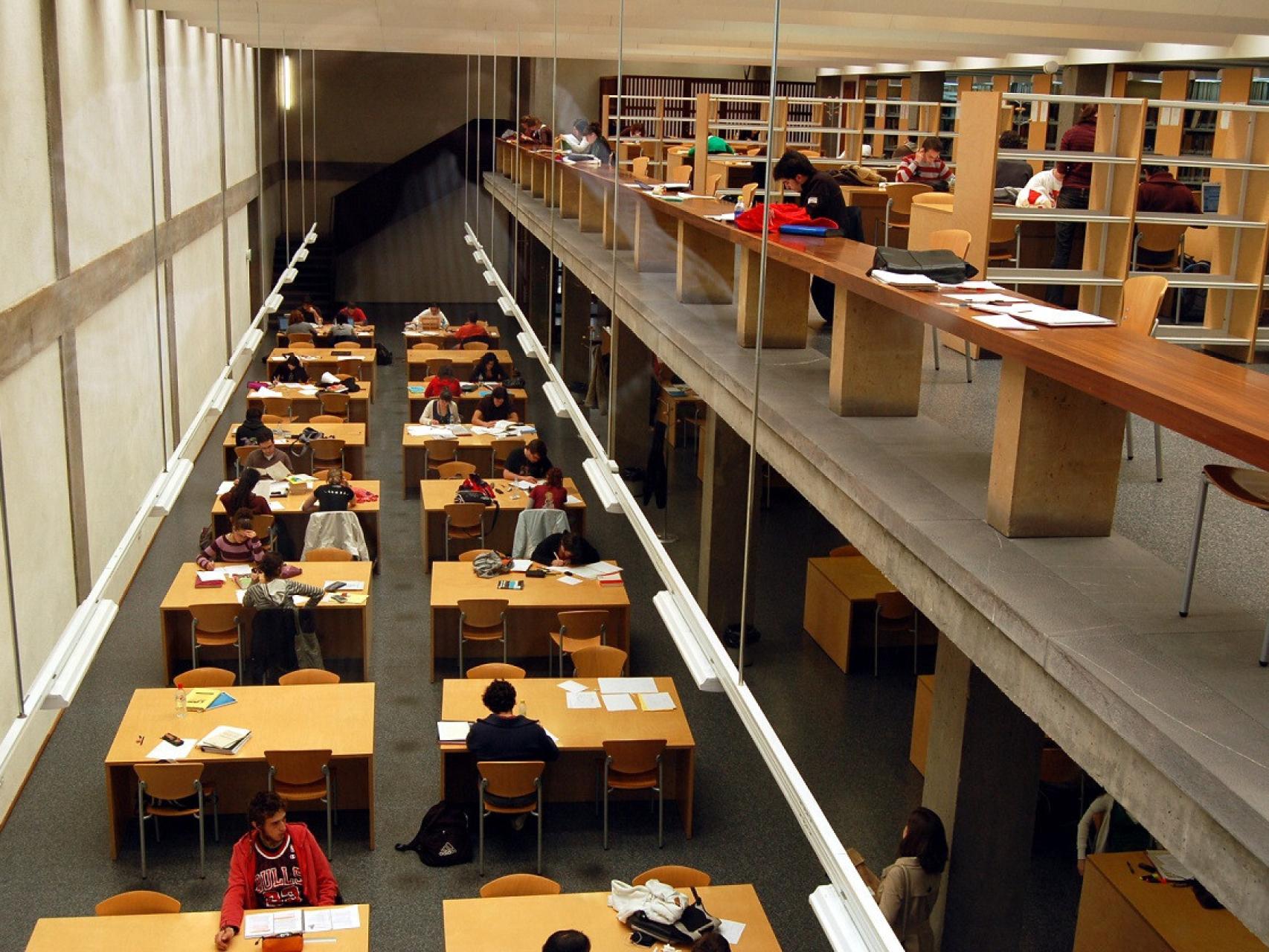 Biblioteca de una universidad de Castilla y León.