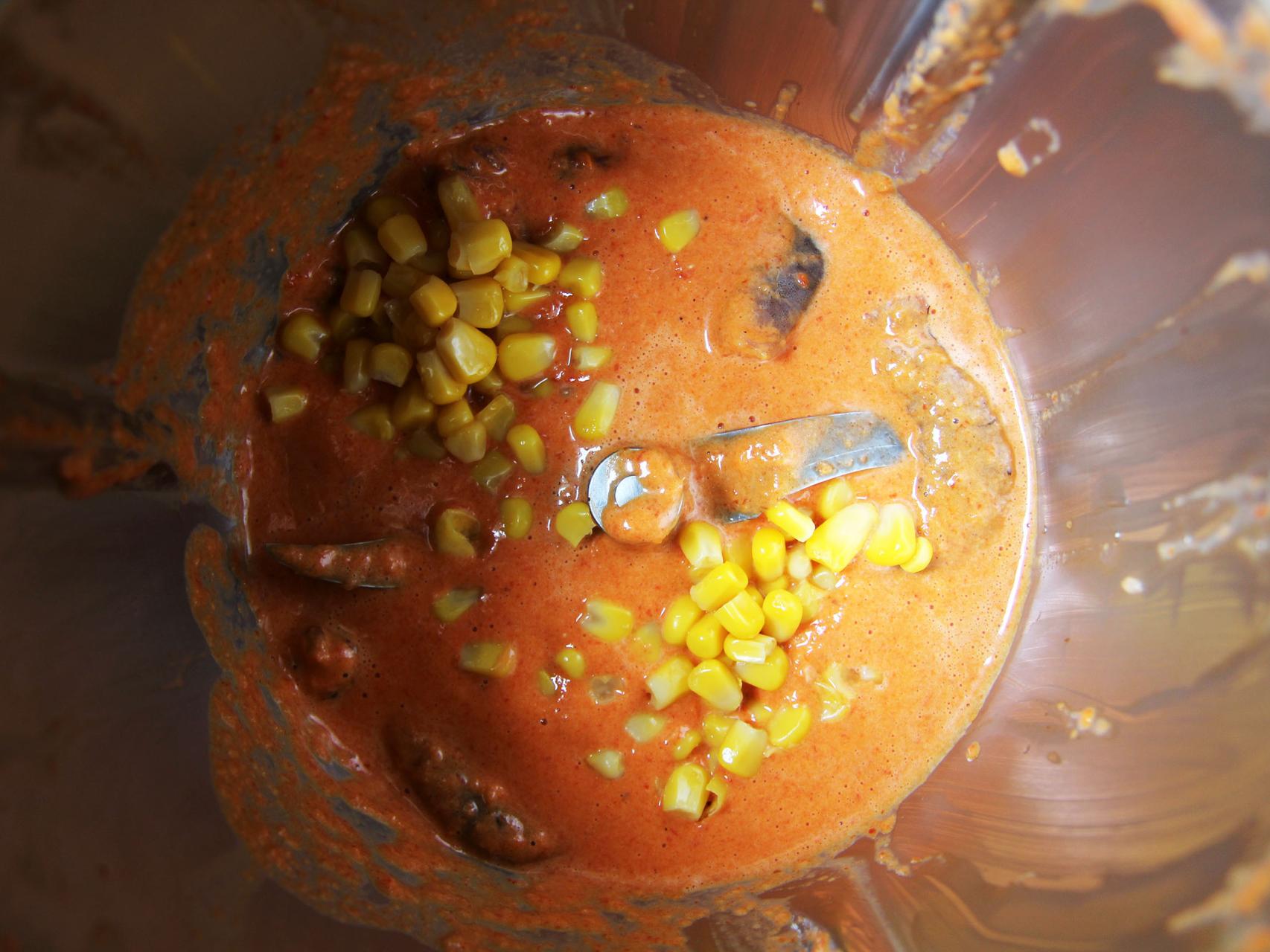 Tortillas de trigo integrales rellenas de langostinos en salsa de piquillos