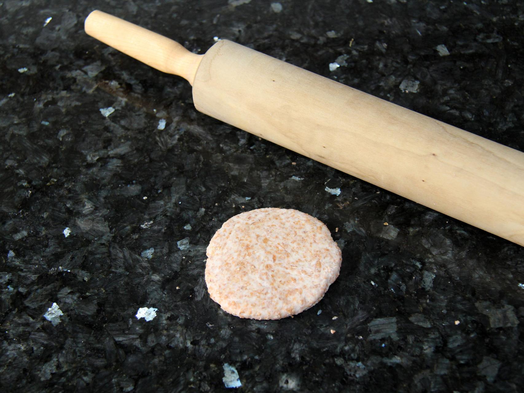 Tortillas de trigo integrales rellenas de langostinos en salsa de piquillos