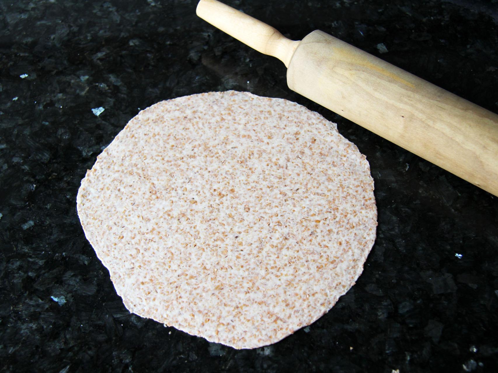 Tortillas de trigo integrales rellenas de langostinos en salsa de piquillos