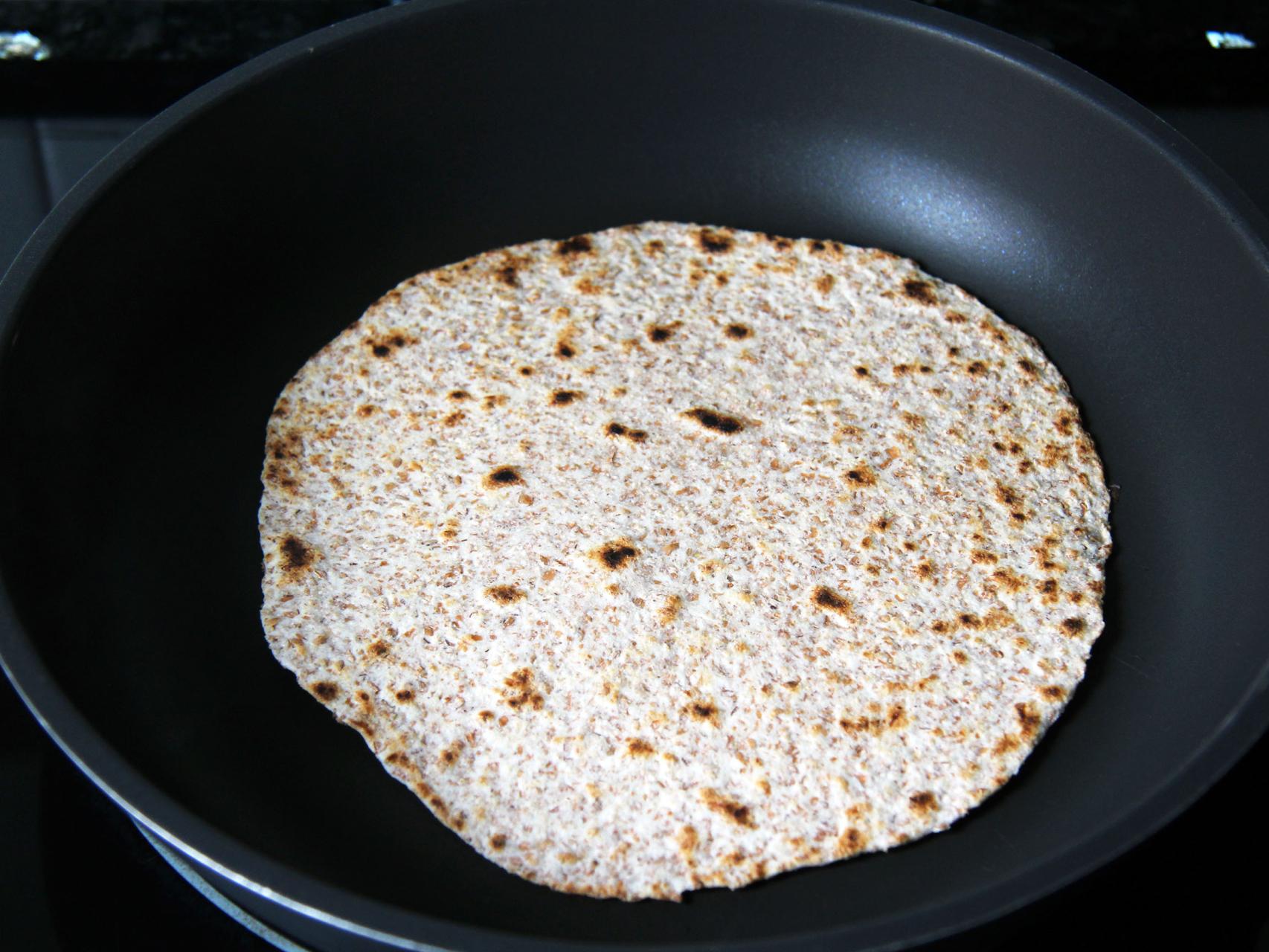 Tortillas de trigo integrales rellenas de langostinos en salsa de piquillos