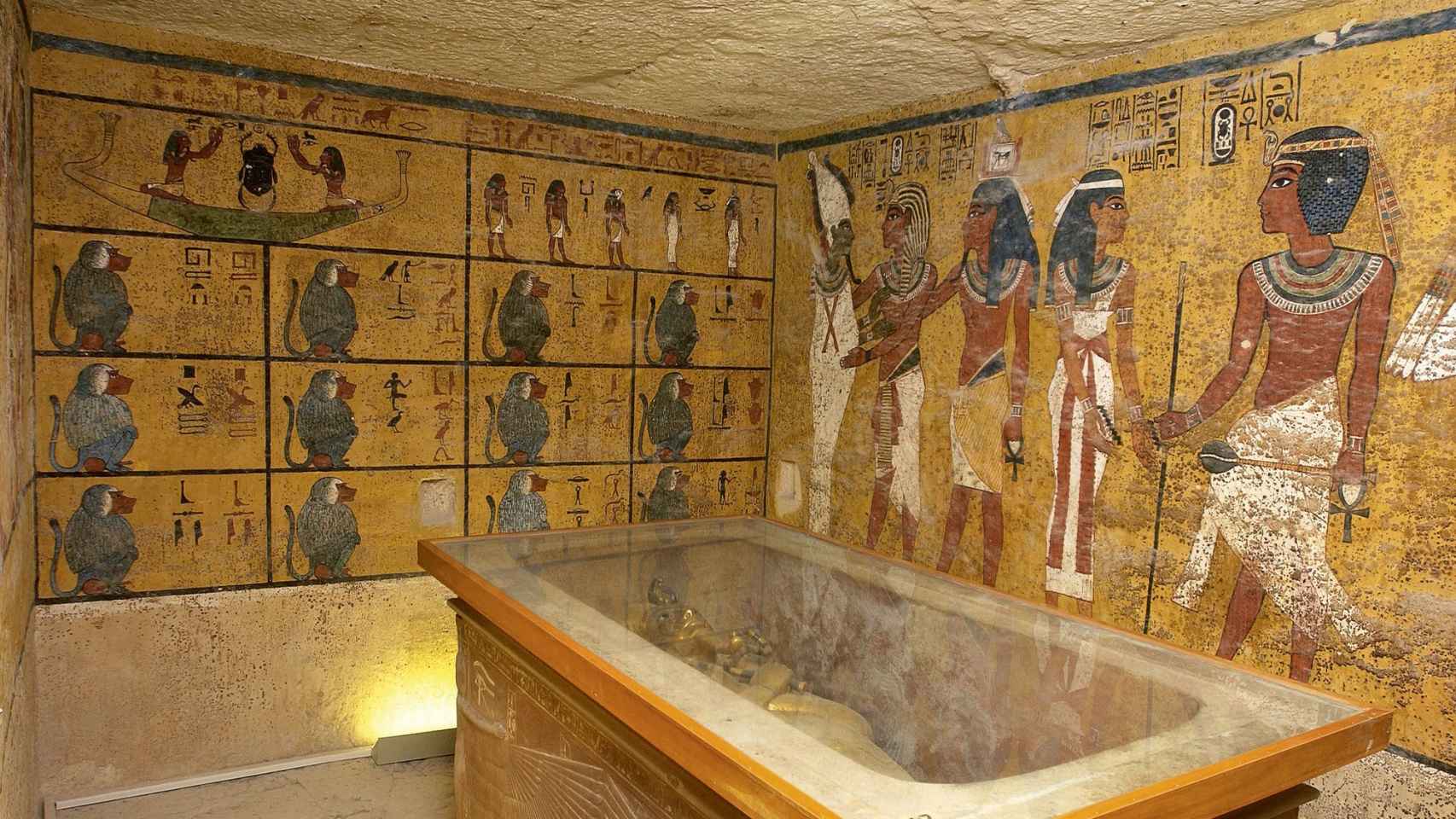 La tumba de Tutankamón, con el muro norte a la derecha de la imagen.