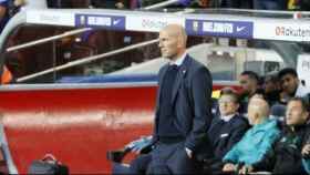 Zidane, en el banquillo del Camp Nou ante el Barcelona. Foto: Manu Laya/El Bernabéu
