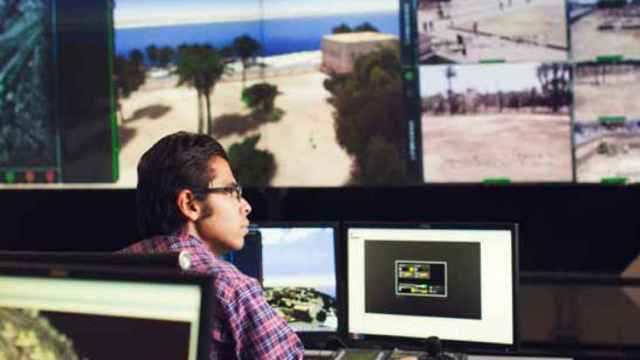 Un técnico en la sala de control de las pirámides de Egipto, con la recreación virtual de Virtualware.