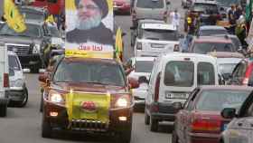 Un coche con una imagen del líder de Hezbollah, Sayyed Hassan Nasrallah.
