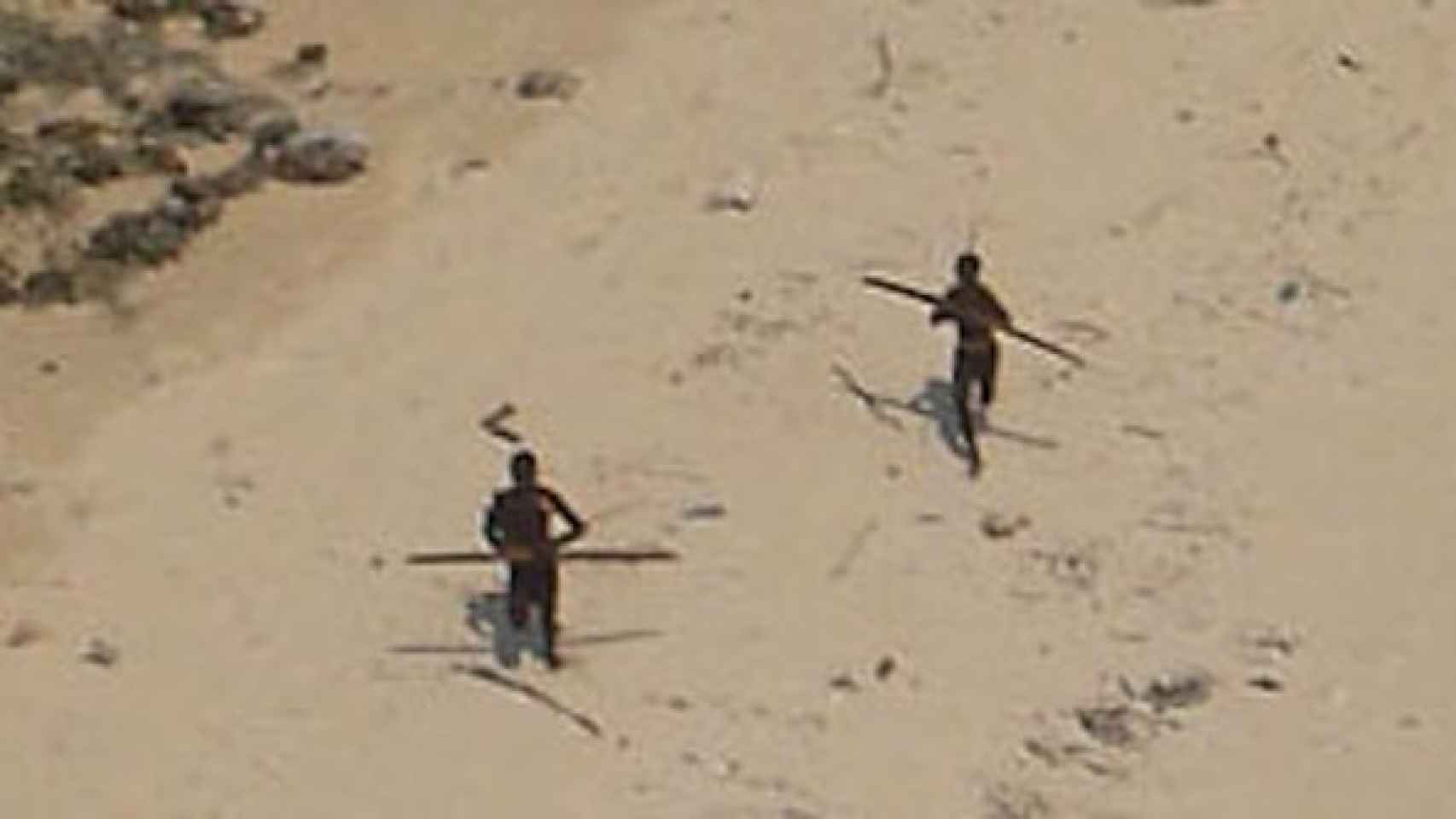 Dos sentileses persiguen un helicóptero de la Guardia Costera India