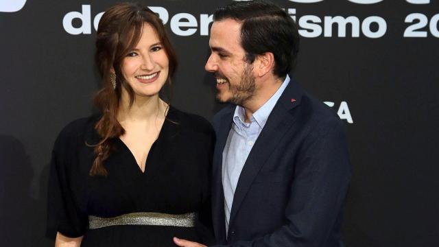 Alberto Garzón presume feliz de la tripita de su mujer.