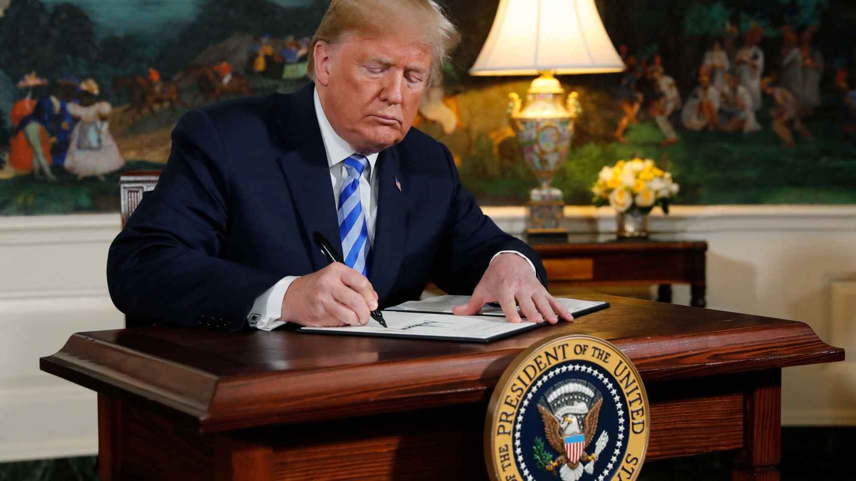 Donald Trump, firmando la retirada de EEUU del acuerdo nuclear iraní.