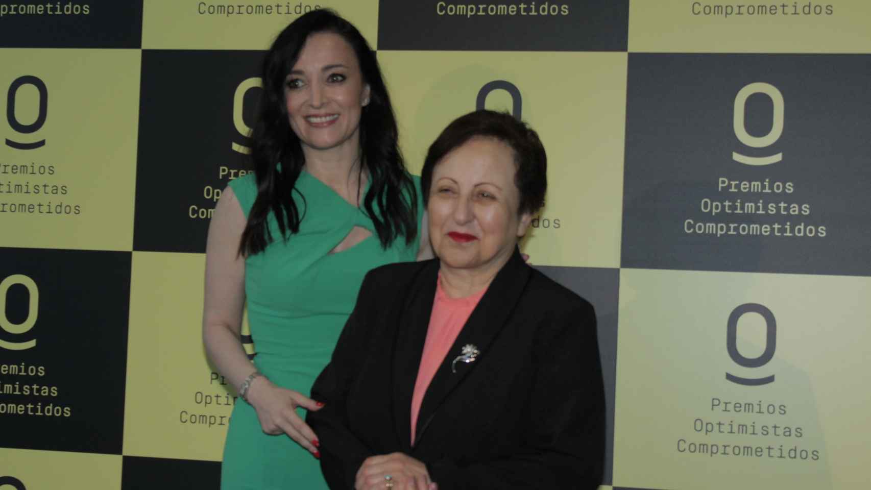 Shirin Ebadi y la autora de este artículo en la entrega de los premios de la revista 'Anoche tuve un sueño'.