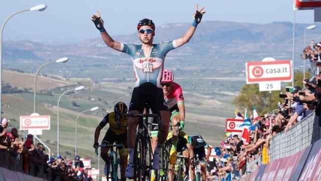 Tim Wellens celebra su victoria en la cuarta etapa del Giro.