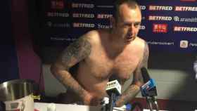 Mark Williams, en rueda de prensa, desnudo.