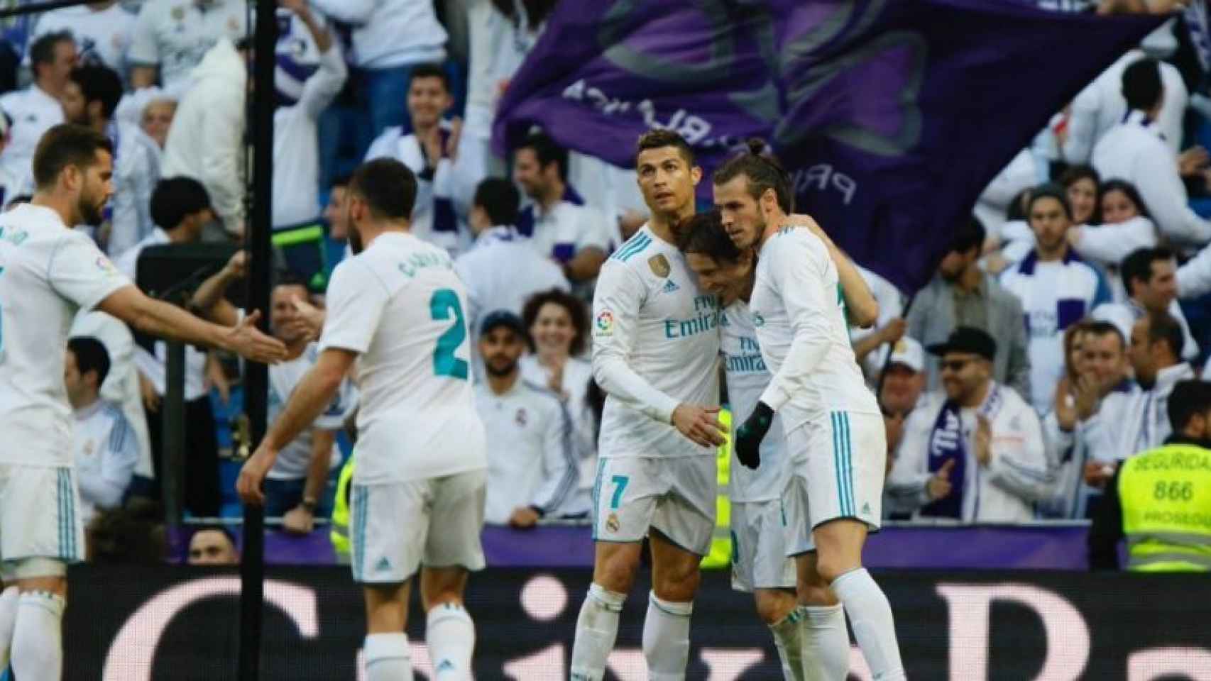 Cristiano y Bale felicitan a Modric. Foto: Manu Laya / El Bernabéu