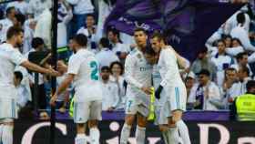 Cristiano y Bale felicitan a Modric. Foto: Manu Laya / El Bernabéu