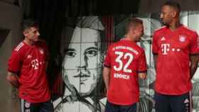Lewandowski, junto a Kimmich y Boateng en la promoción de la nueva camiseta. Foto: Twitter (@FCBayernES).