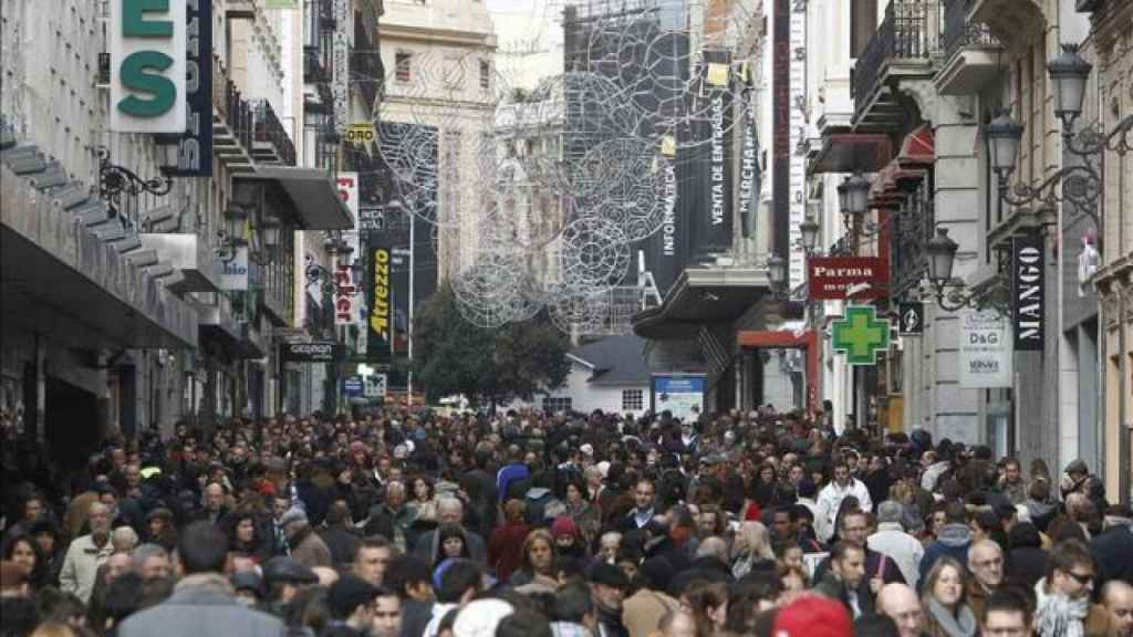Aglomeración en la calle Preciados de Madrid para hacer las compras navideñas, en una imagen de archivo.