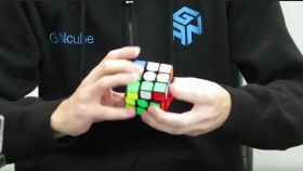 Ver solucionar el cubo de Rubik en 4 segundos es lo más humillante que verás hoy