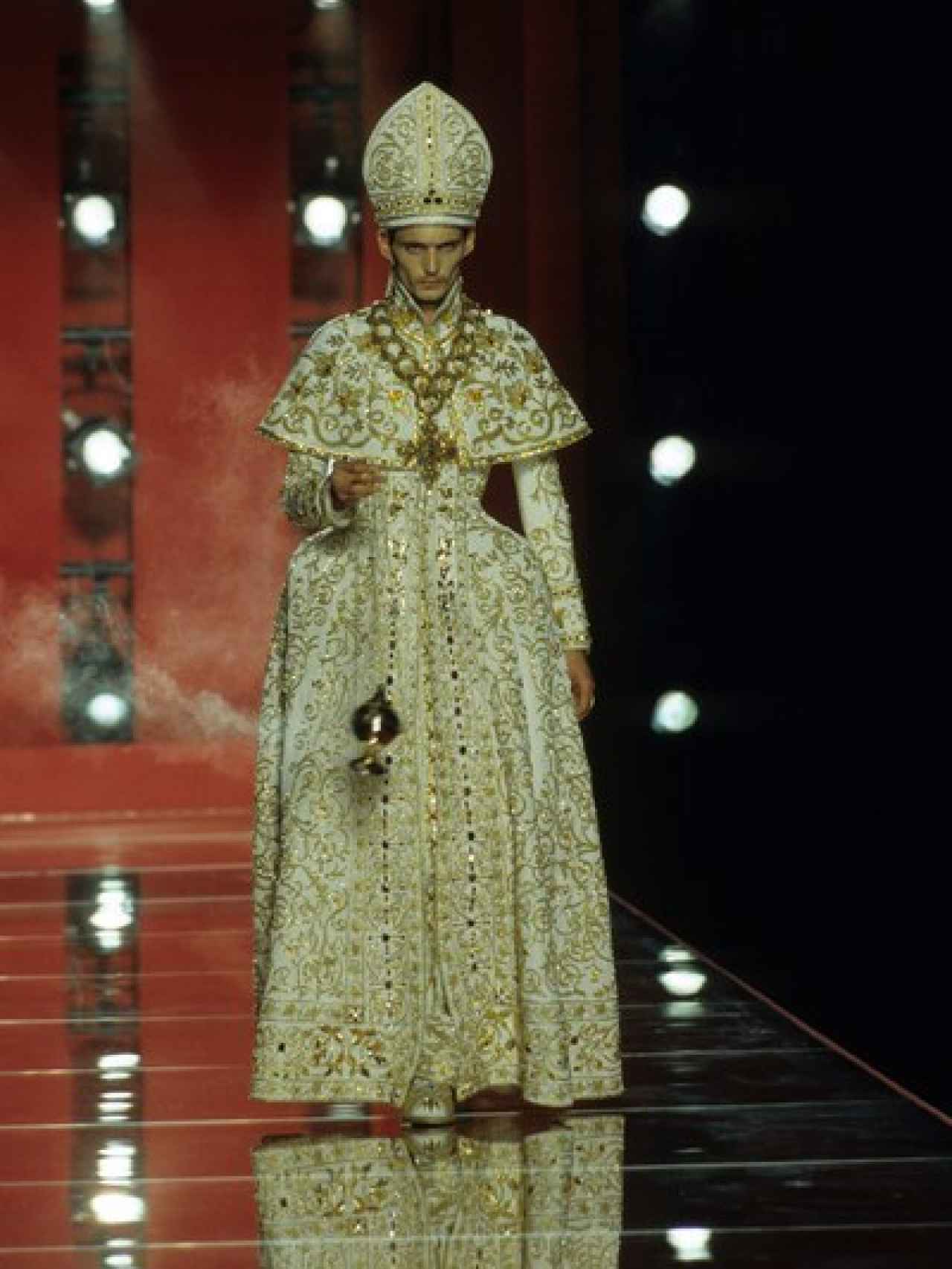 El traje de Papa de John Galliano para Dior, en el año 2000.