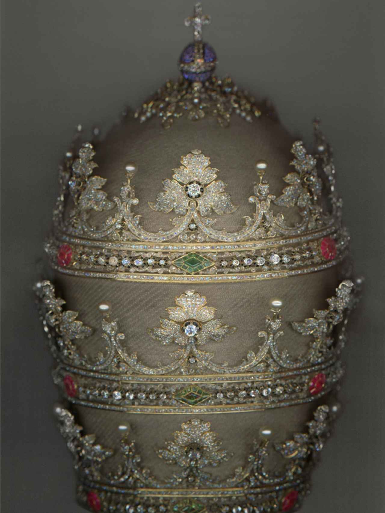 La tiara que Isabel II regaló a Pío IX, con 18.000 diamantes, rubíes, zafiros y esmeraldas.