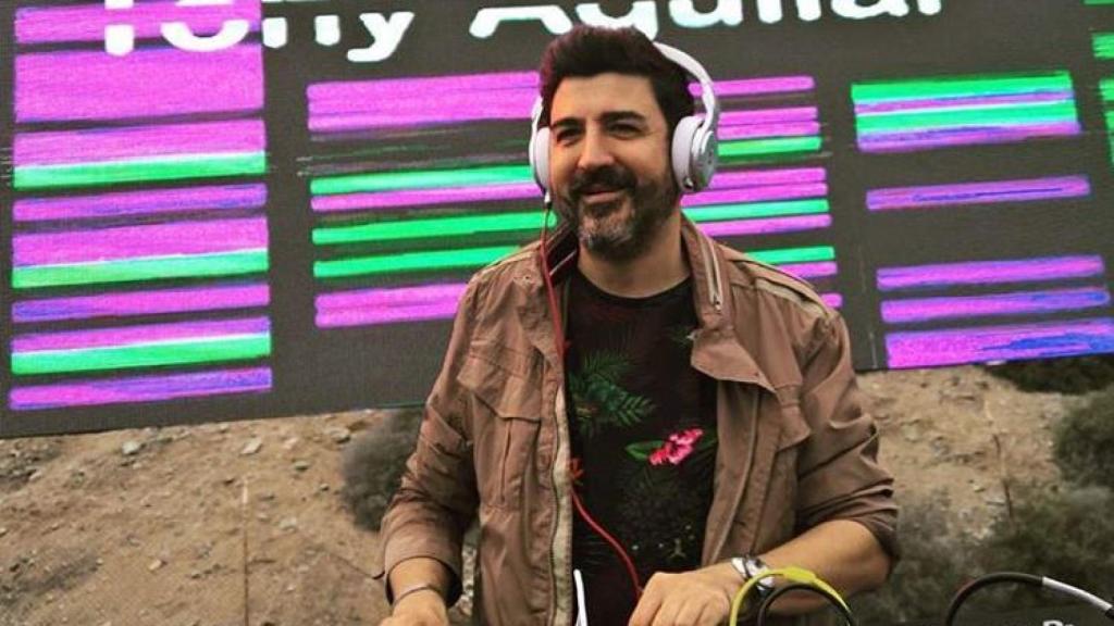 Tony ejerciendo de DJ.